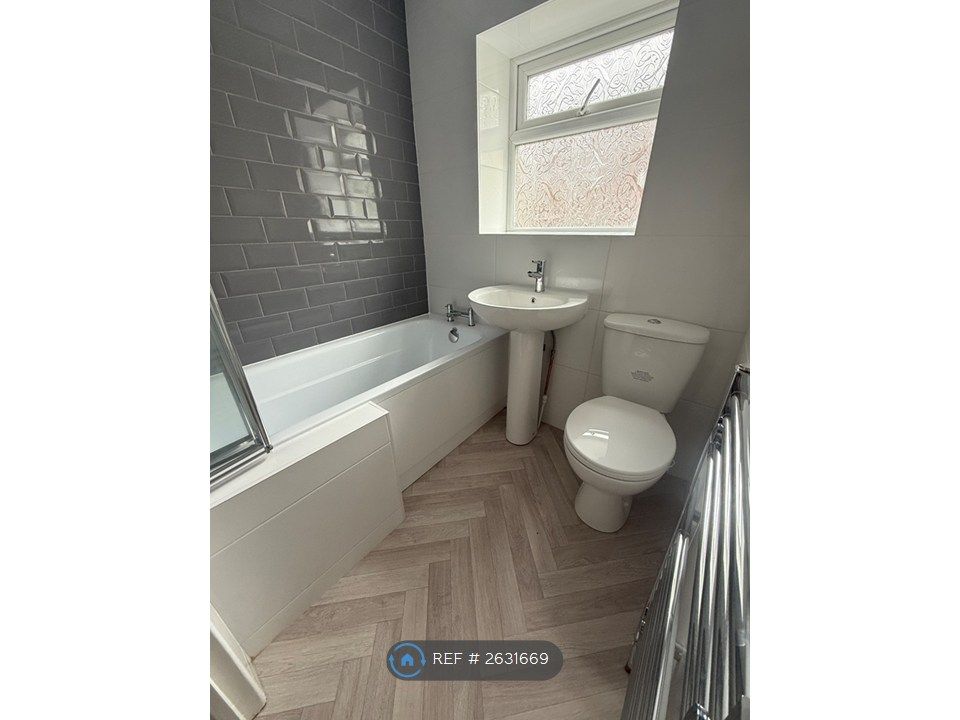 Property photo 1 of 11 Bathroom