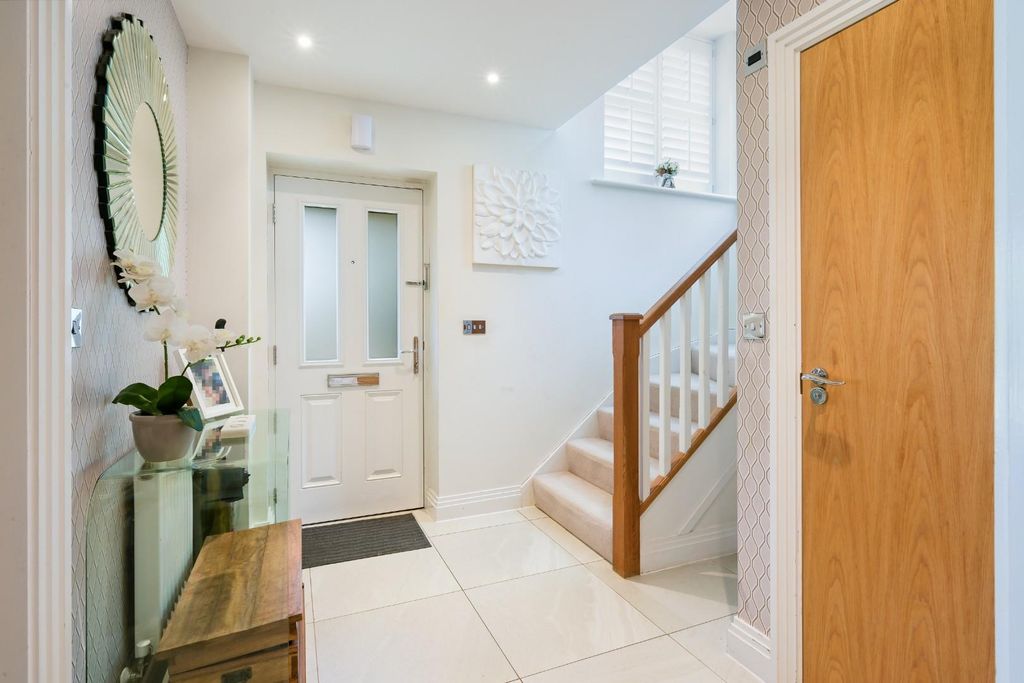 Property photo 2 of 17 White Lodge Close