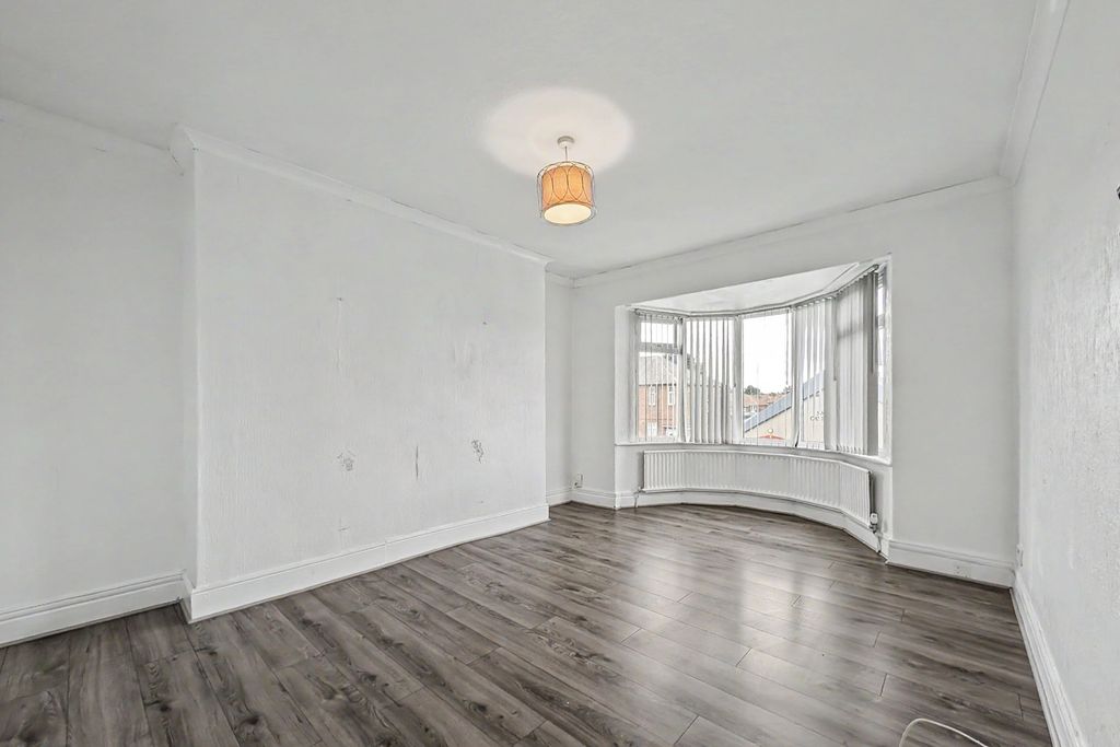 Property photo 2 of 18 230 Whickham View, Newcastle Upon Tyne, Tyne And Wear, Ne15 7HQ