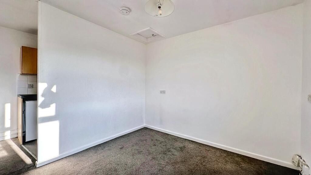 Property photo 2 of 6 Bright, Neutrally Decorated Single Bedroom With Fr...