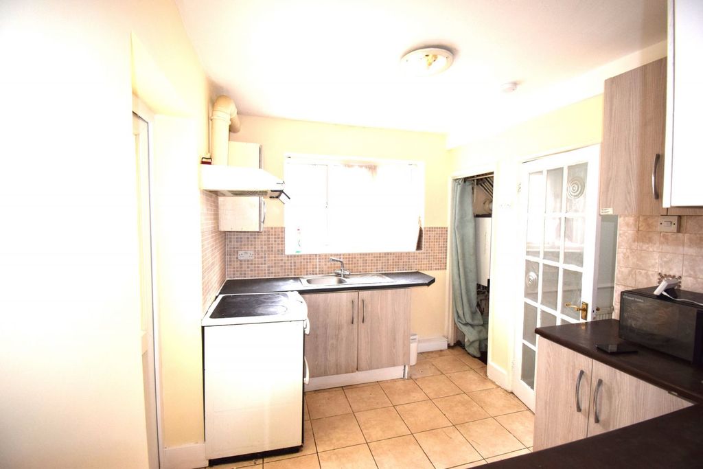 Property photo 1 of 23 Five Bedroom Family House Ideal For Couples-Â£2700