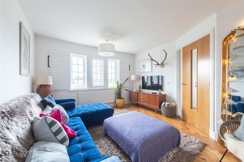 Property photo 3 of 30 12 Farquharson Rest,