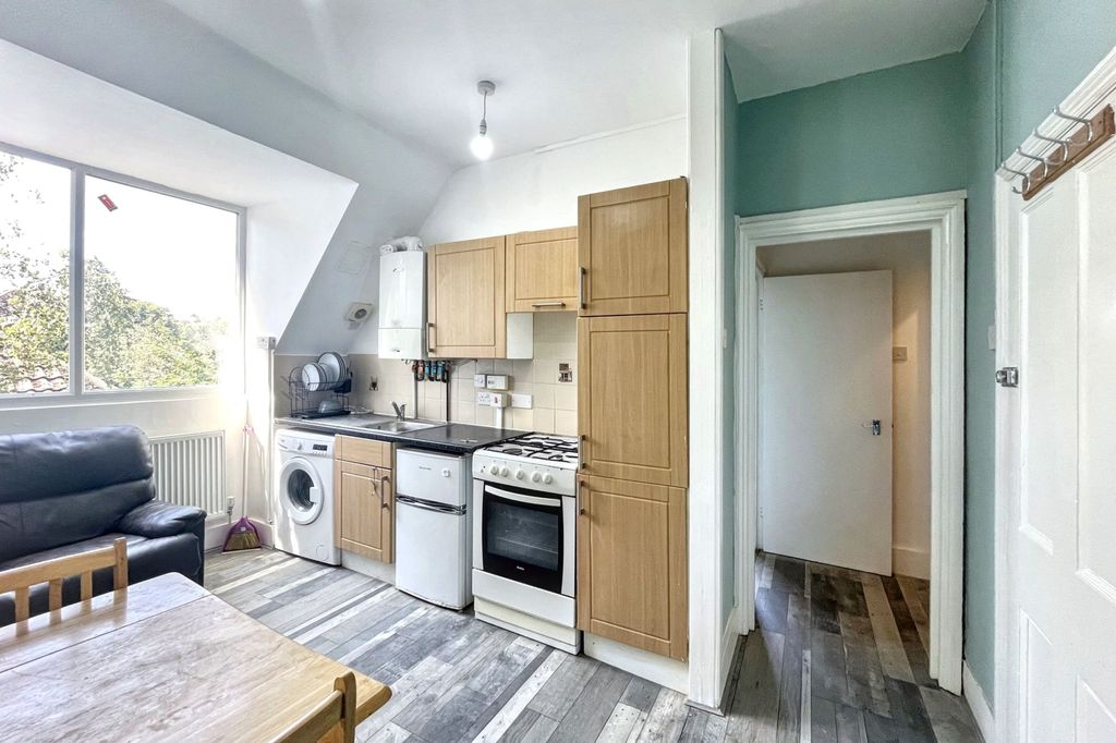 Property photo 2 of 22 Flat 4A, 23 Burnt Ash Lane, Bromley, Kent, Br1 4Dj