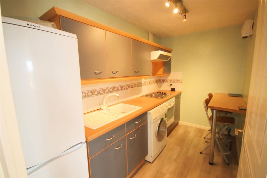 Property photo 3 of 10 Kitchen
