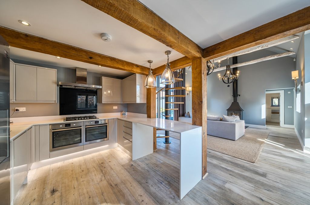 Property photo 3 of 24 1384316-16-692059...