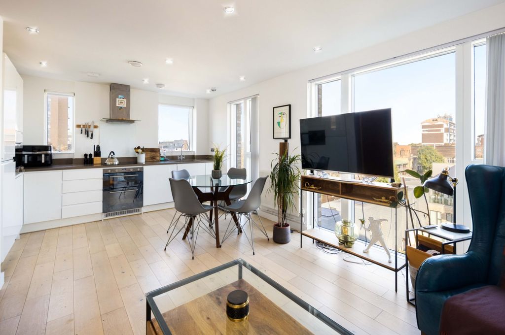 Property photo 1 of 17 Kitchen Reception