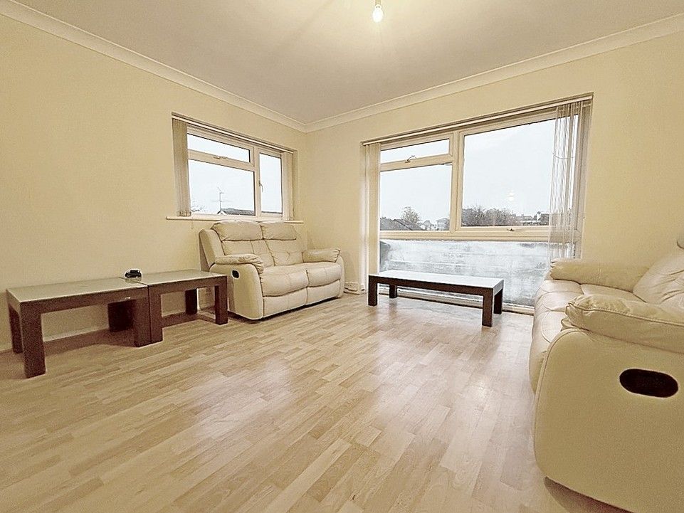 Property photo 2 of 8 Lounge Chosen
