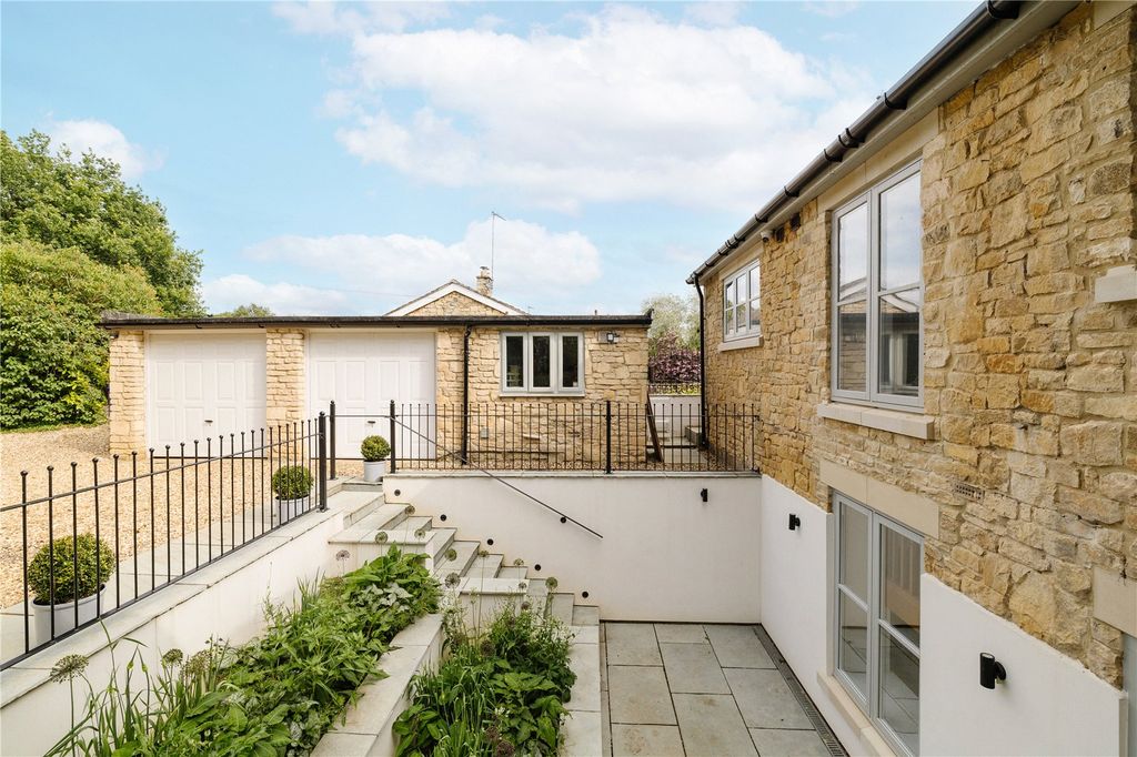 Property photo 2 of 22 Picture No. 24