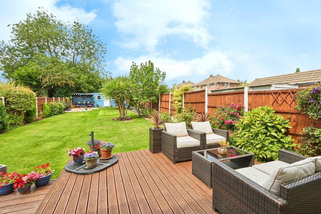 Property photo 3 of 17 Garden