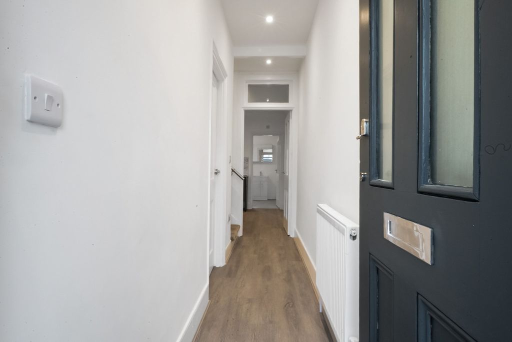 Property photo 3 of 13 4834102