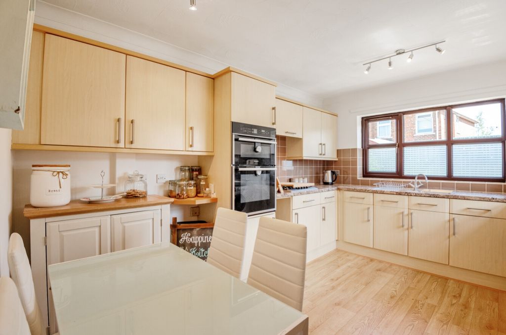 Property photo 3 of 11 6-6822Efc51E3A5-1289482-6