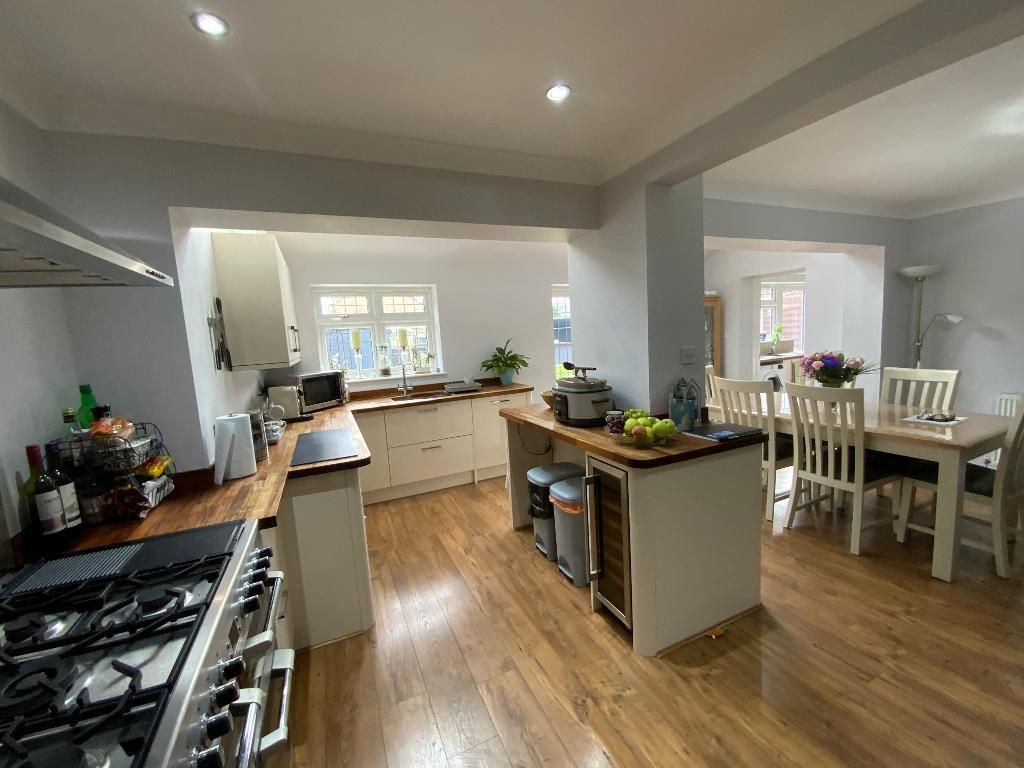 Property photo 2 of 20 Living Room/Kitchen 32'3 x 19'3>10'10