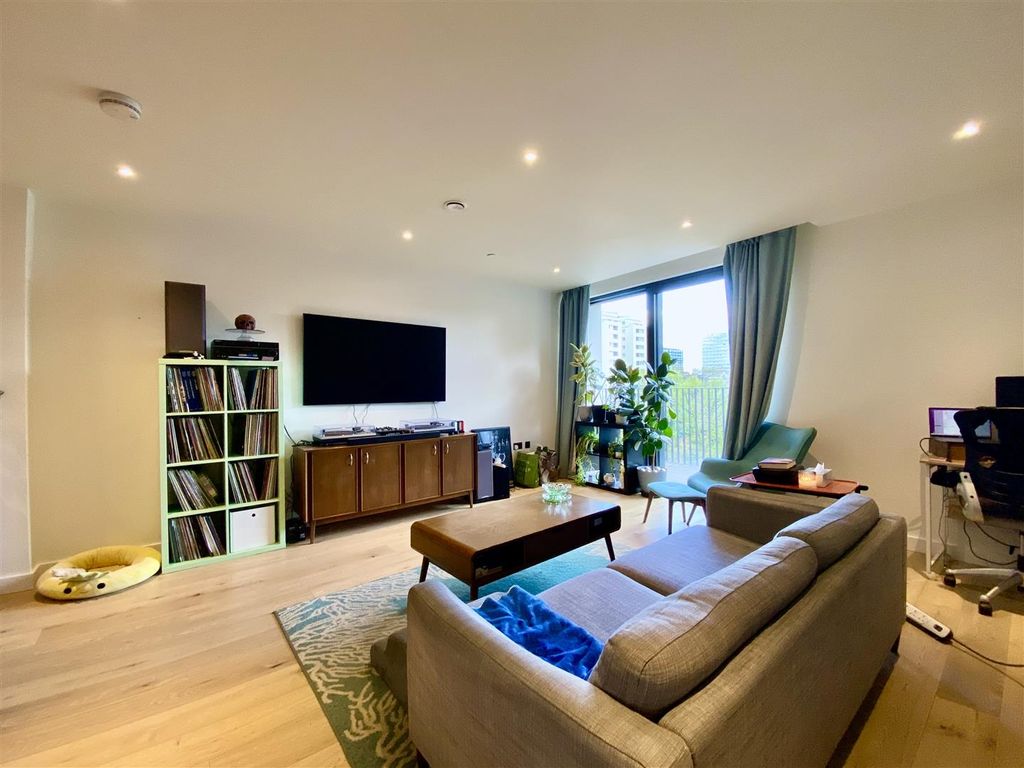 Property photo 2 of 24 Clarendon Court