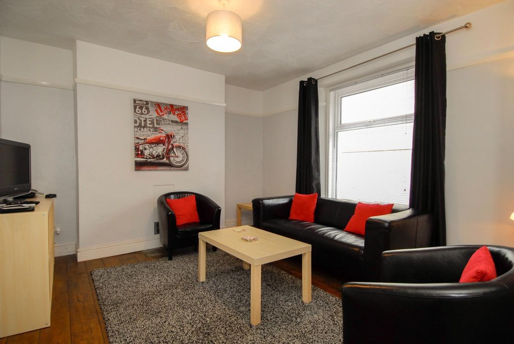 Property photo 3 of 6 2Wellingtonst001.Jpg