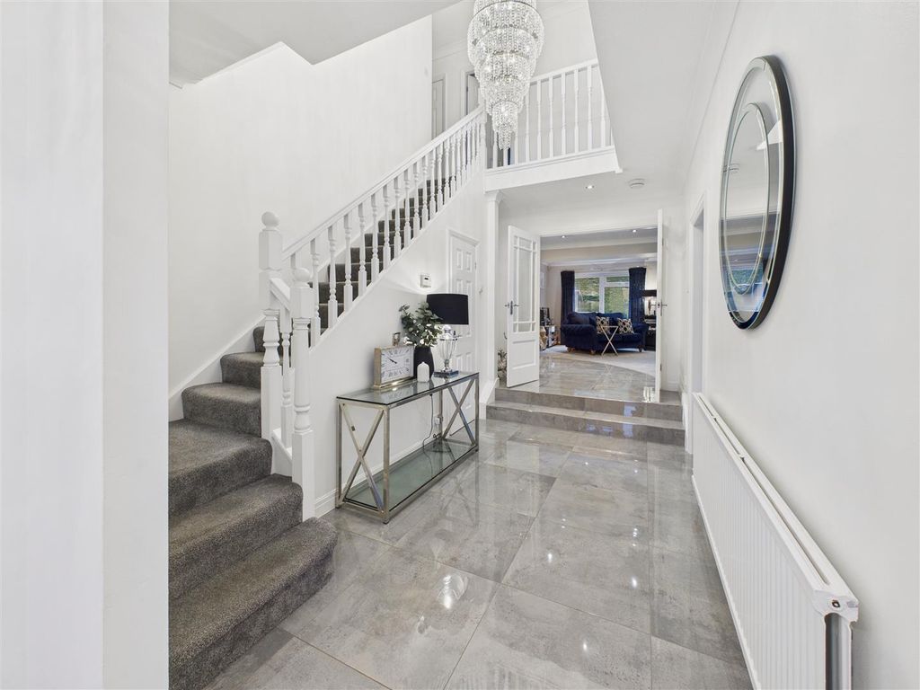 Property photo 2 of 20 Entrance Hall