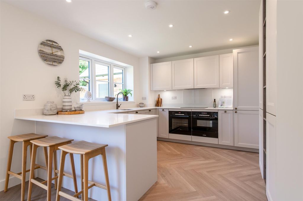 Property photo 2 of 32