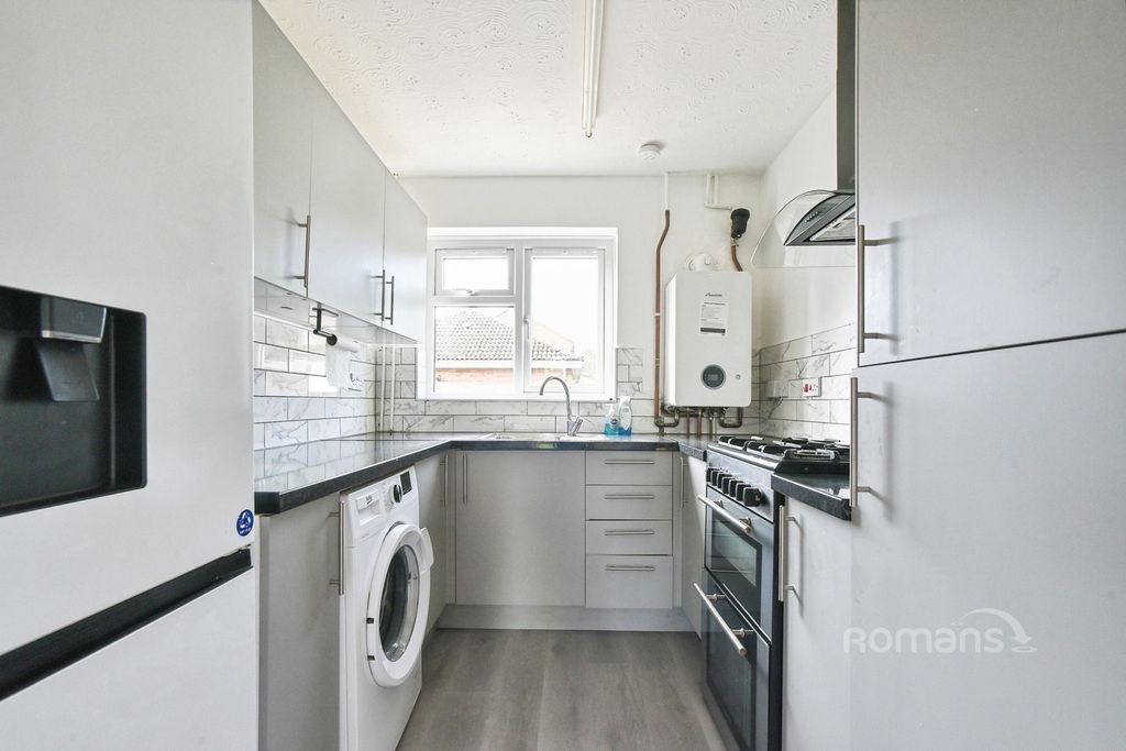Property photo 3 of 9 Kitchen