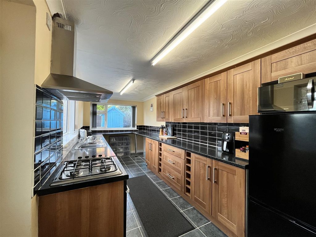 Property photo 3 of 12 Kitchen