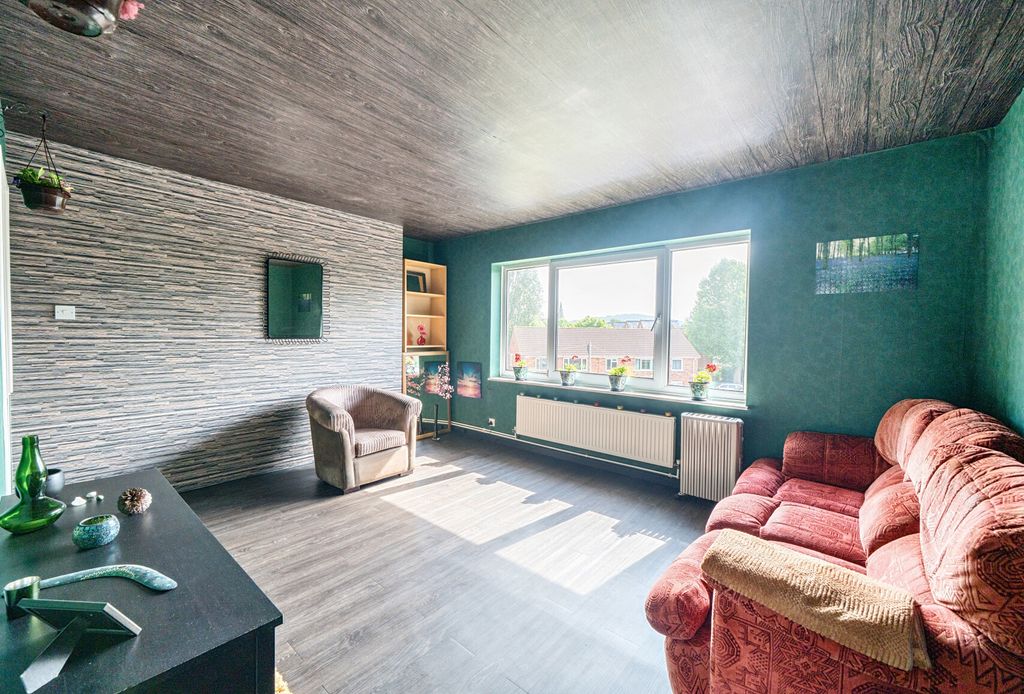 Property photo 1 of 9 1299693-8-6838252...