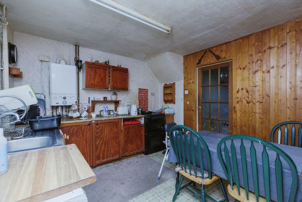 Property photo 3 of 17 Kitchen