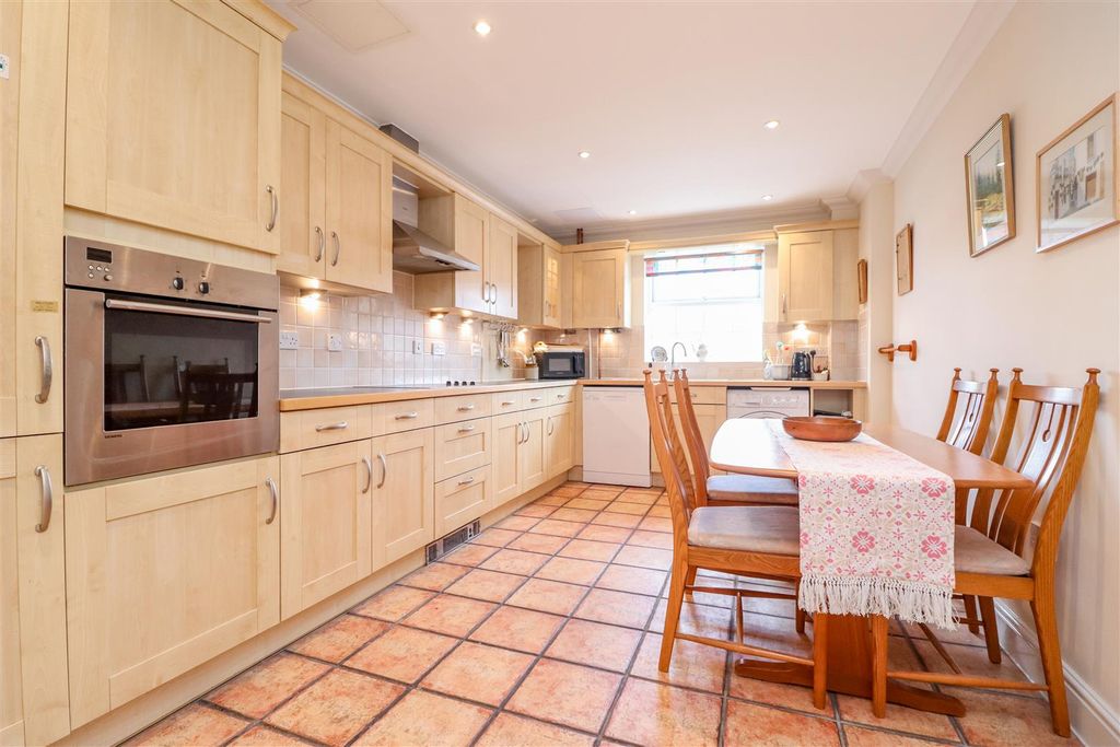 Additional image 9 of 2 bed flat for salePotters Place, Horsham RH12