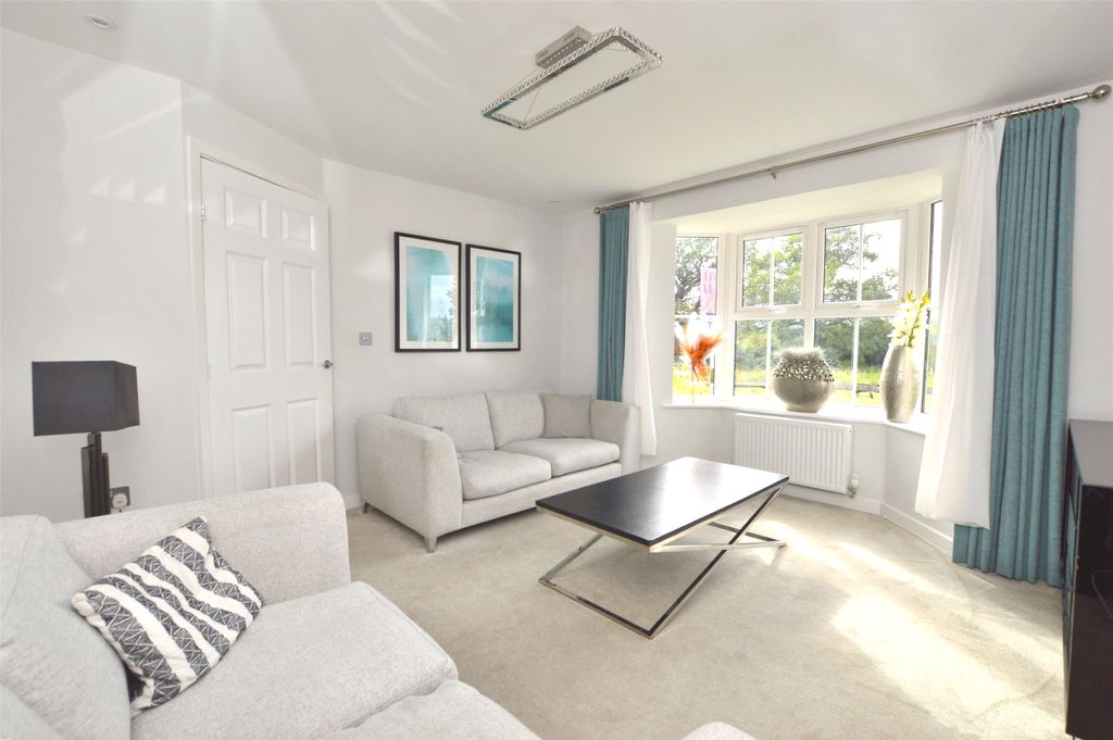 Property photo 2 of 17 Lounge