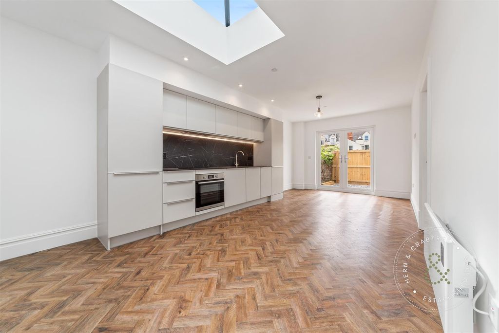 Property photo 1 of 16 Flat-3-Cathedral-Road-02.Jpg