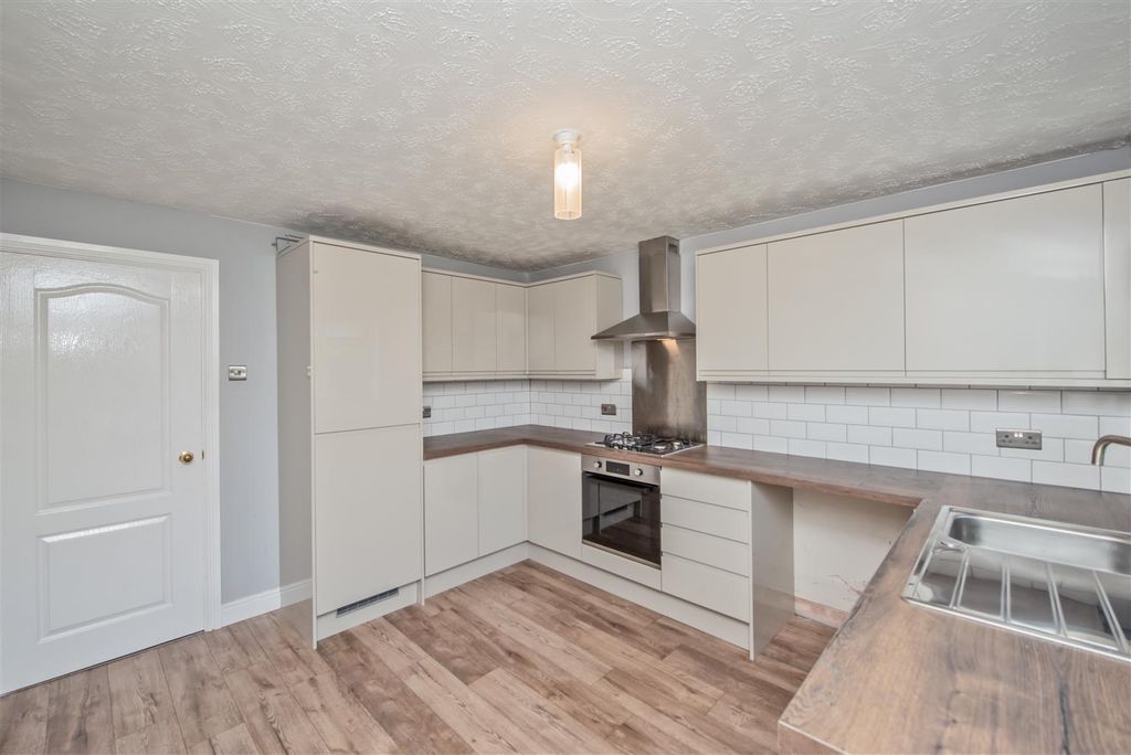 Property photo 3 of 28 Kitchen: