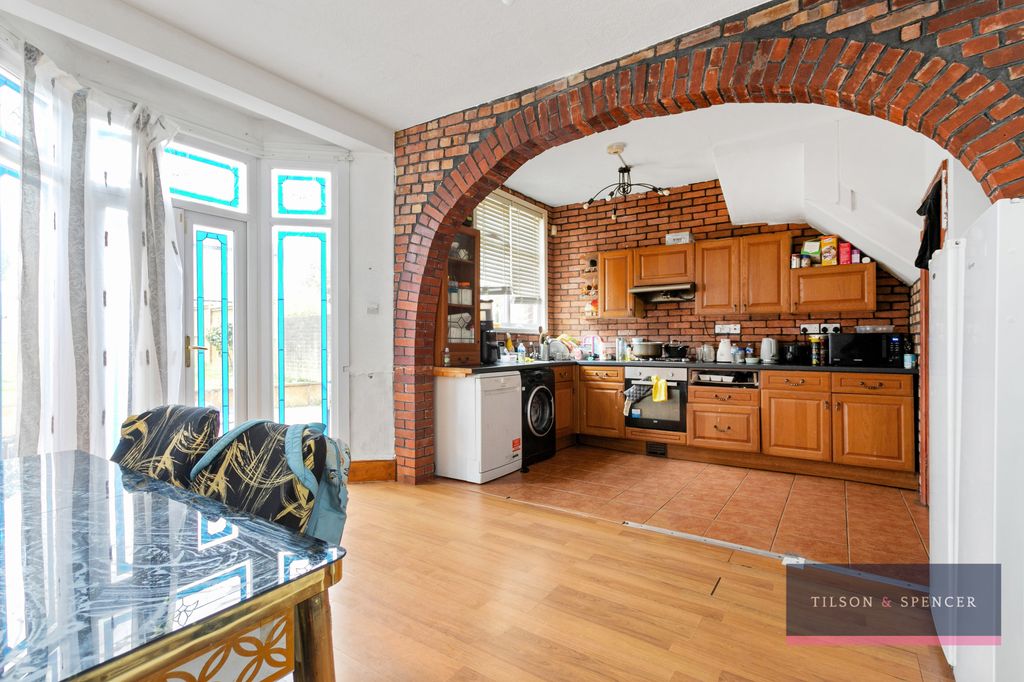 Property photo 2 of 18 101020255_Tils_29 Hawthorn Avenue _N13 4Ju_015_Wm