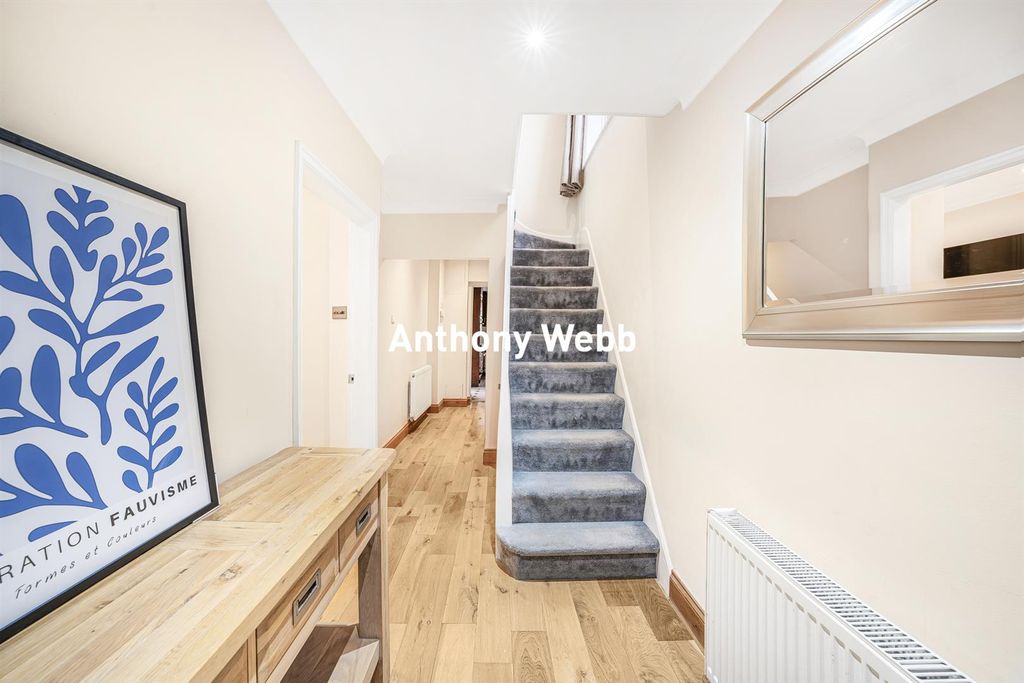 Property photo 3 of 21 Hallway