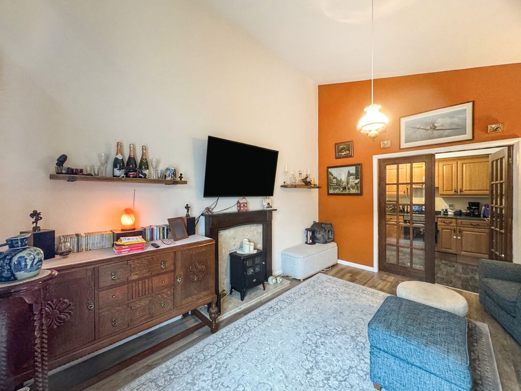 Property photo 3 of 12 Lounge