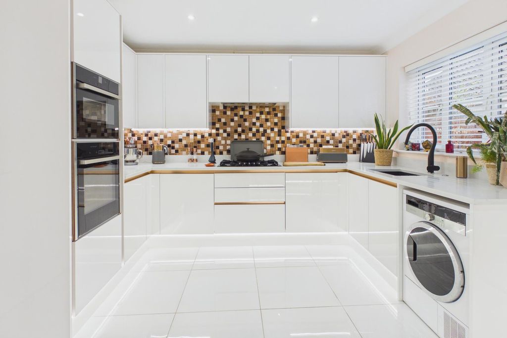 Property photo 2 of 17 Kitchen