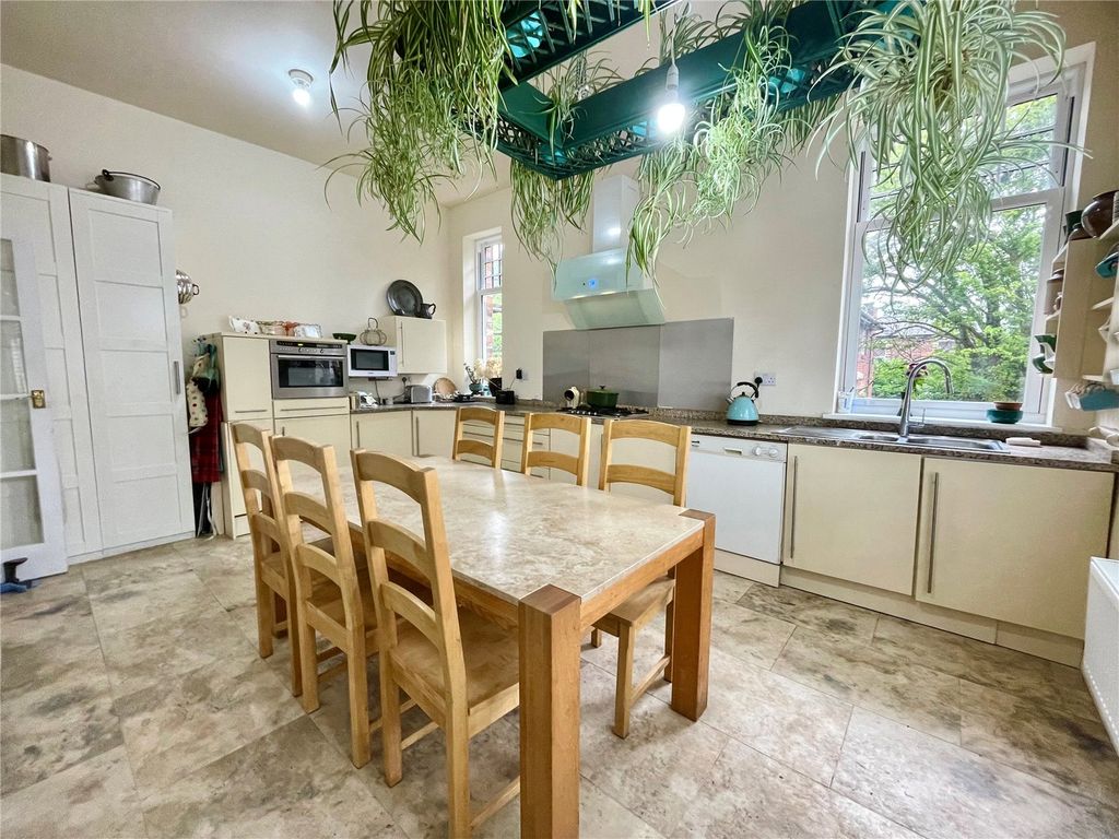 Property photo 3 of 25 Dining Kitchen