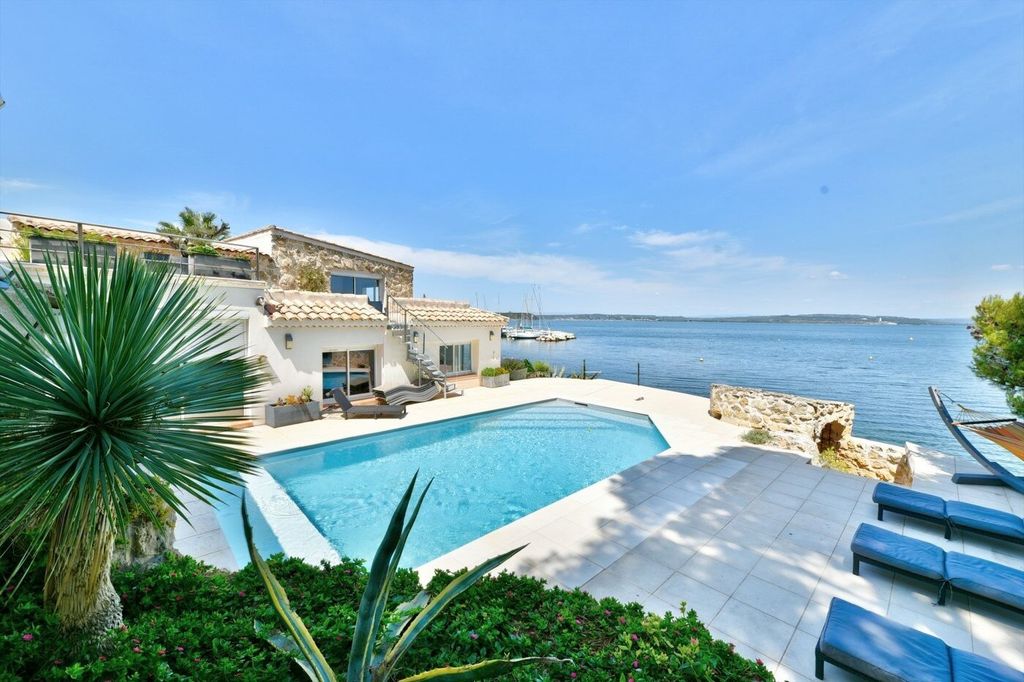 Property photo 1 of 11 Exceptional Property Feet In The Water