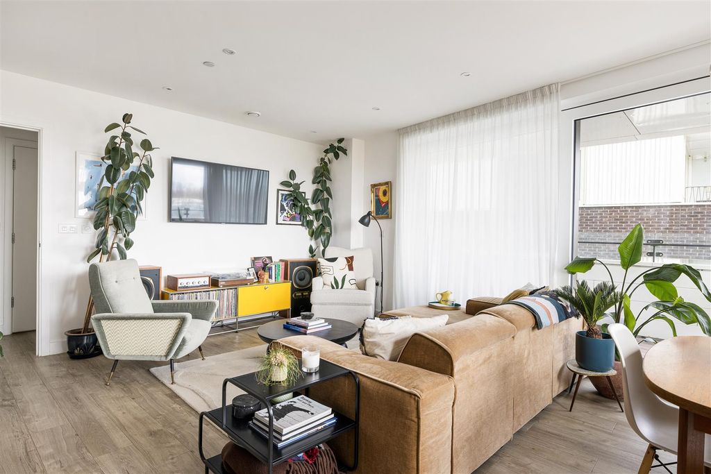 Property photo 1 of 23 Beck Square, E10