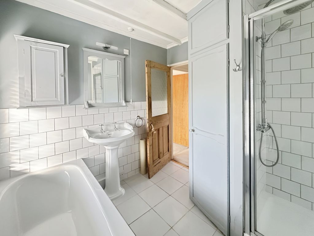 Property photo 3 of 19 Modern Family Bathroom