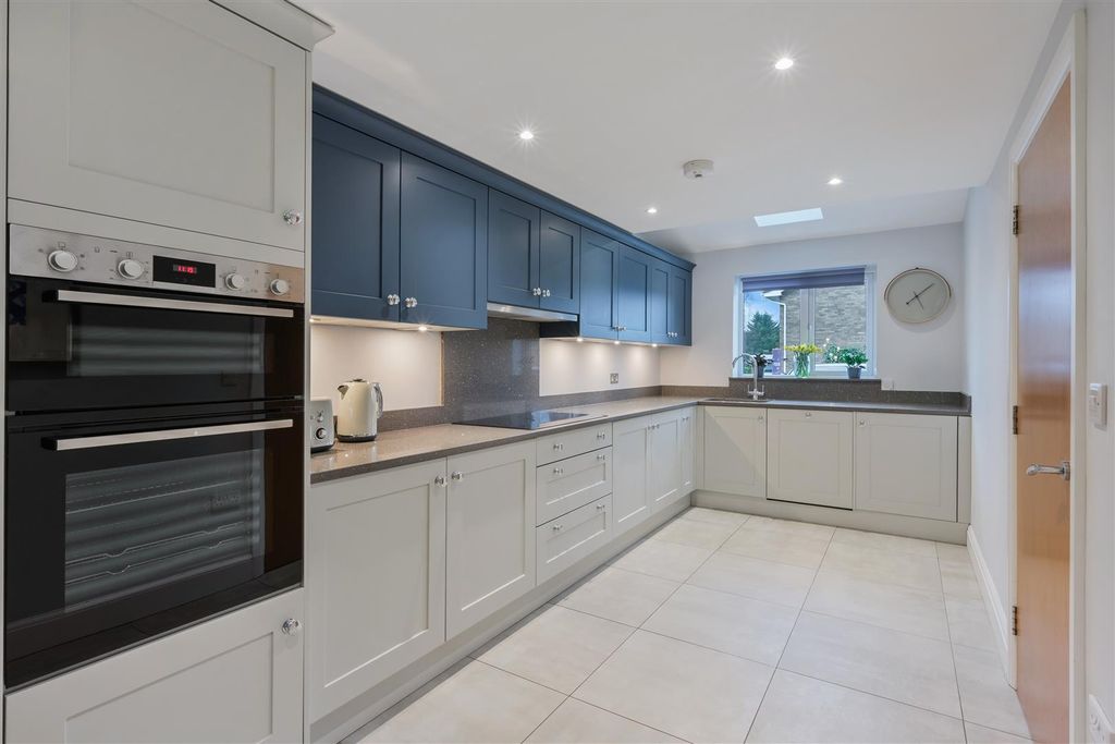 Property photo 3 of 21 Hunters Close