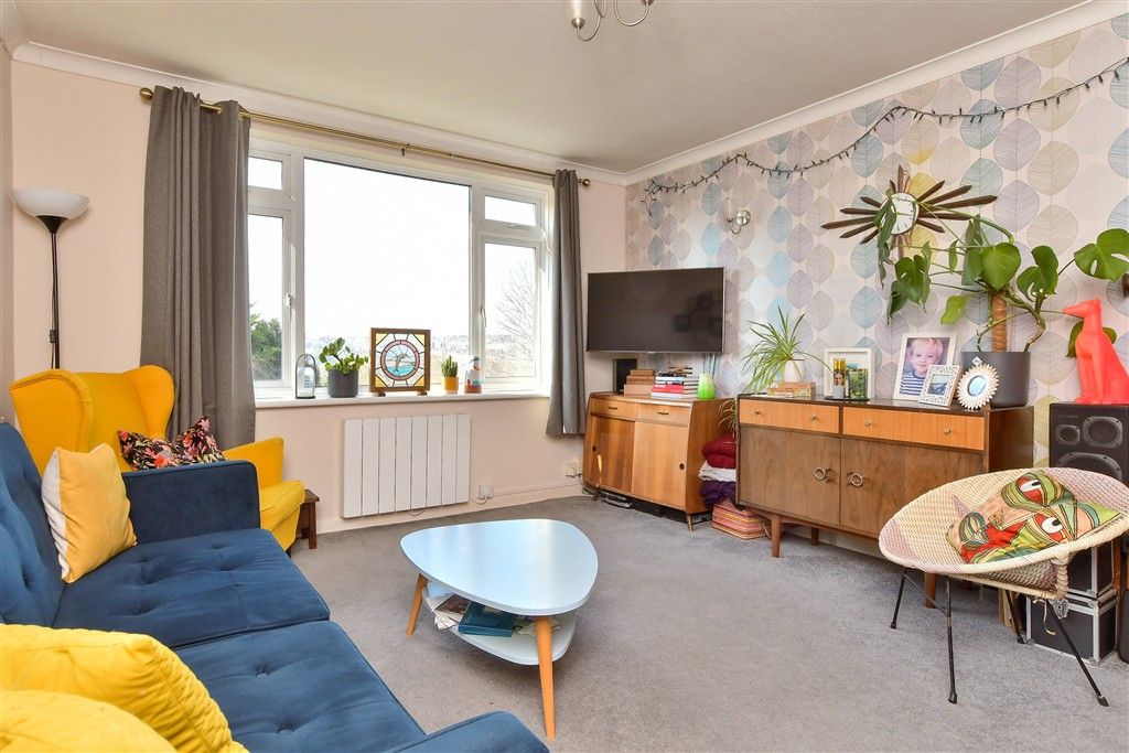 Property photo 3 of 11 Lounge