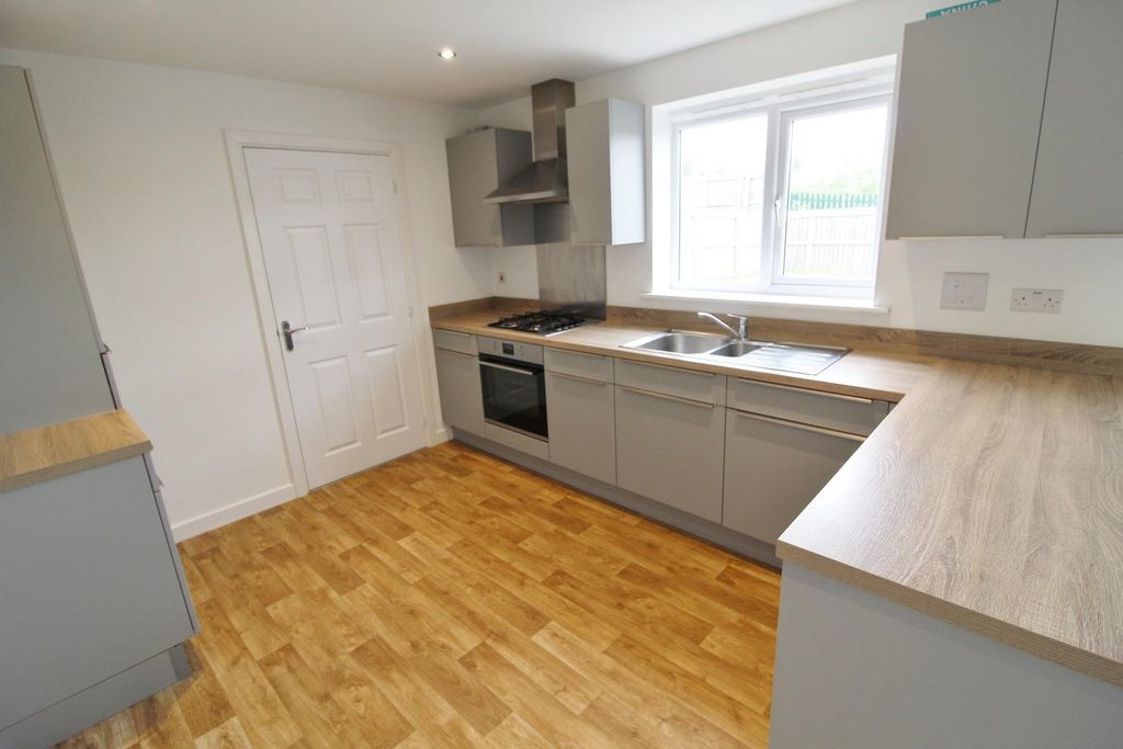 Property photo 3 of 18 Dining Kitchen