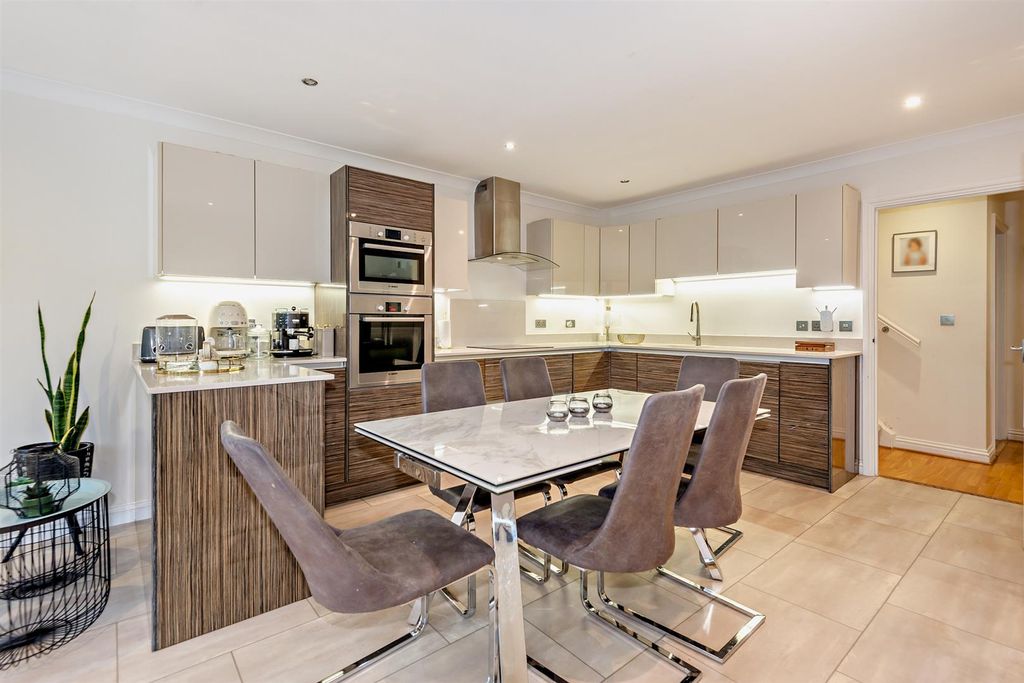 Property photo 2 of 23 8668162-Interior11-800.Jpg