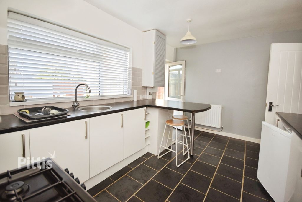 Property photo 2 of 10 Kitchen 1