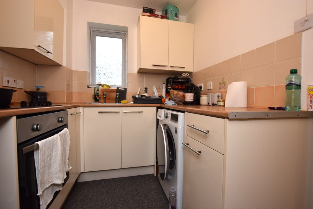 Property photo 3 of 6 Kitchen