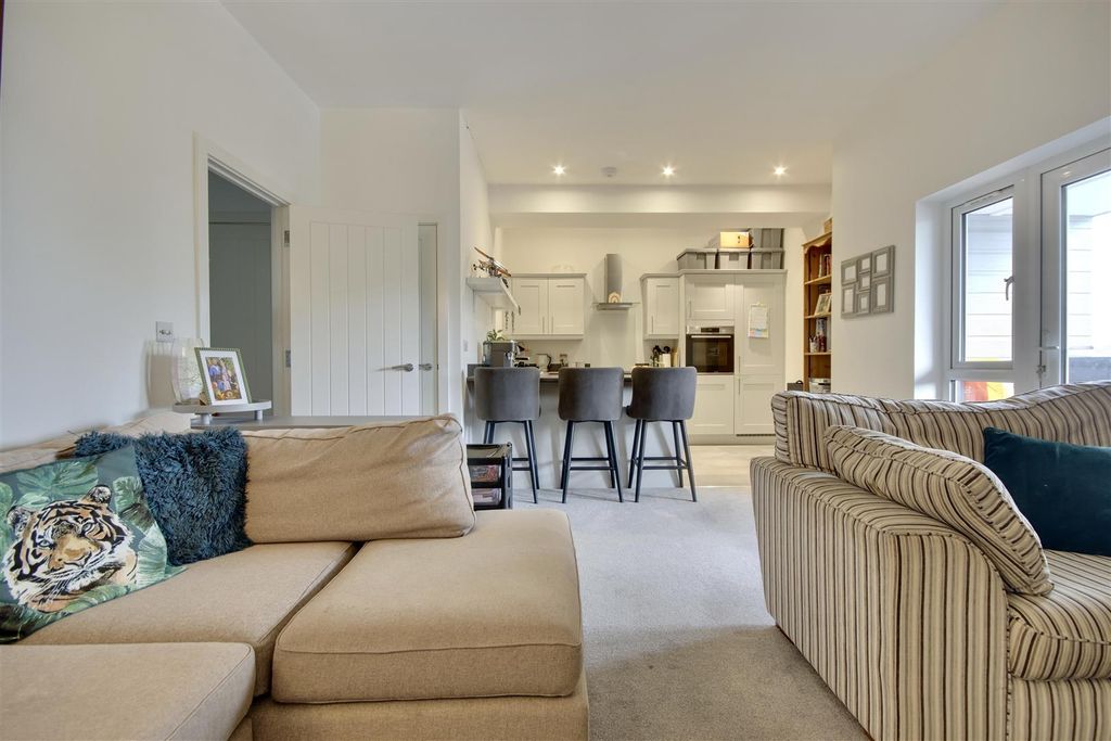 Property photo 2 of 15 3B1F2F4E-A94D-4Fa0-836F-9B2Fcd390D5B_1_201_A.Jpeg