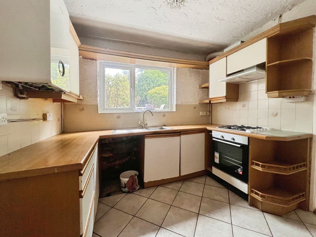 Property photo 3 of 19 Kitchen