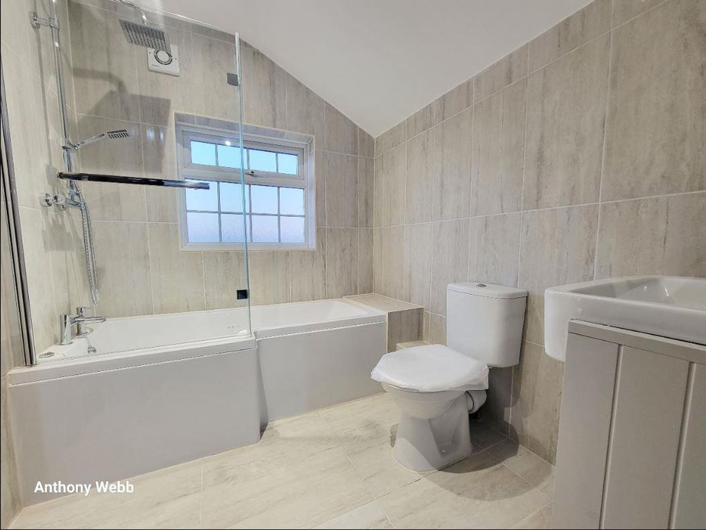 Property photo 2 of 12 Bathroom