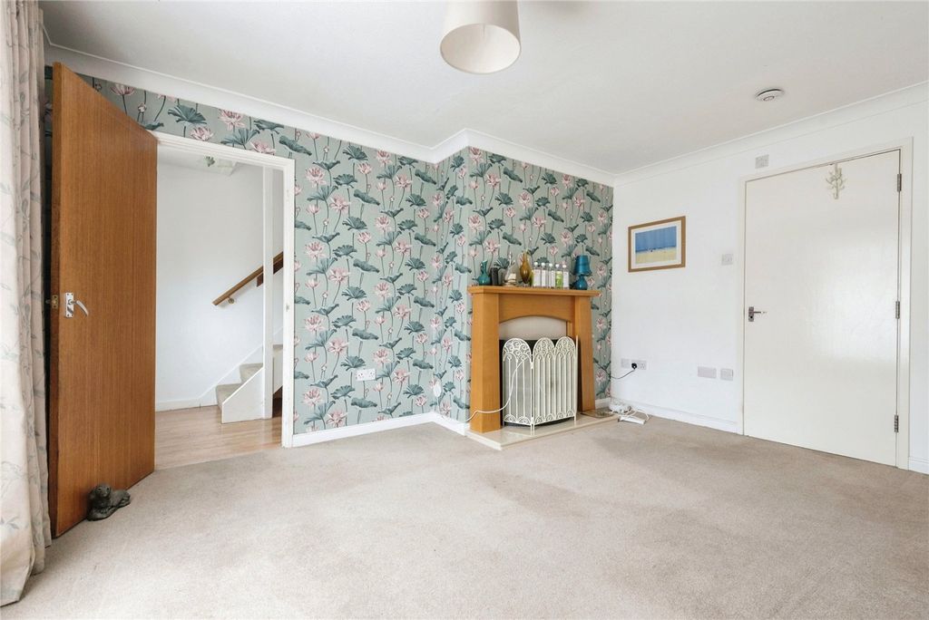 Property photo 3 of 18 Lounge