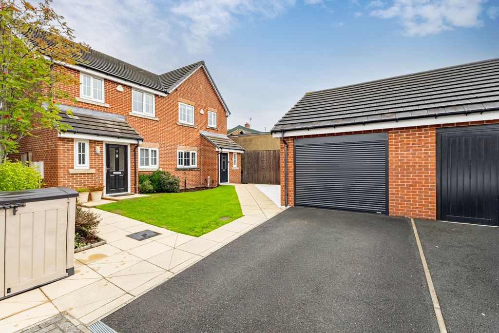 Property photo 1 of 18 3 Bedroom Semi Detached For Sale
