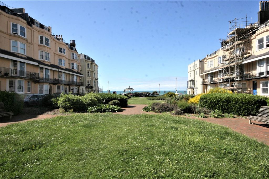 Property photo 3 of 6 Bedford Square.Jpg