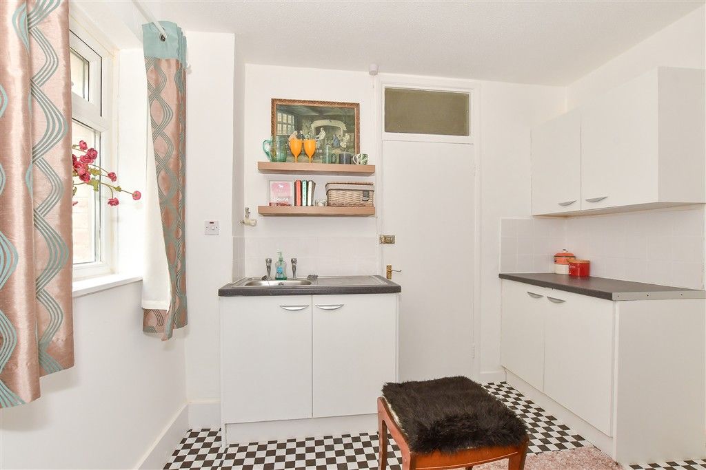 Property photo 1 of 10 Lounge/ Kitchen