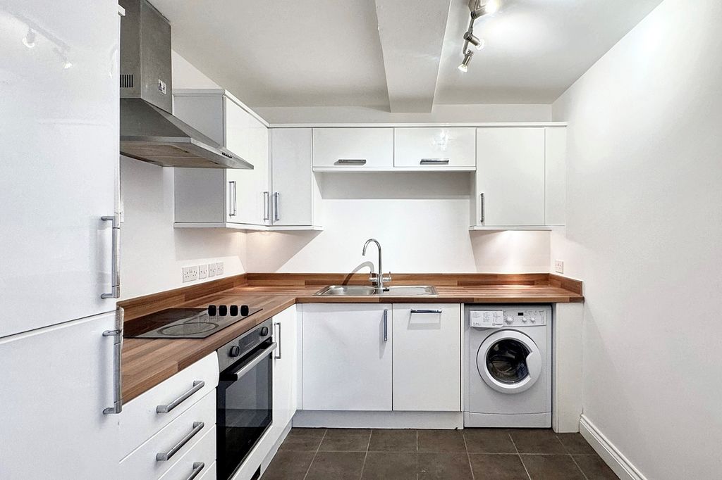 Property photo 2 of 10 Kitchen